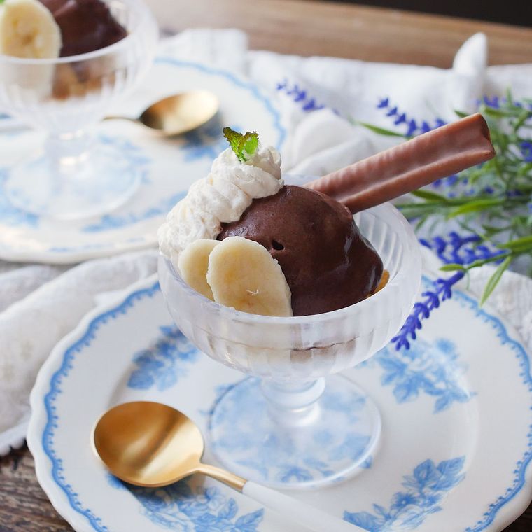 白地に青い柄入りの皿に盛られた、バナナチョコアイス