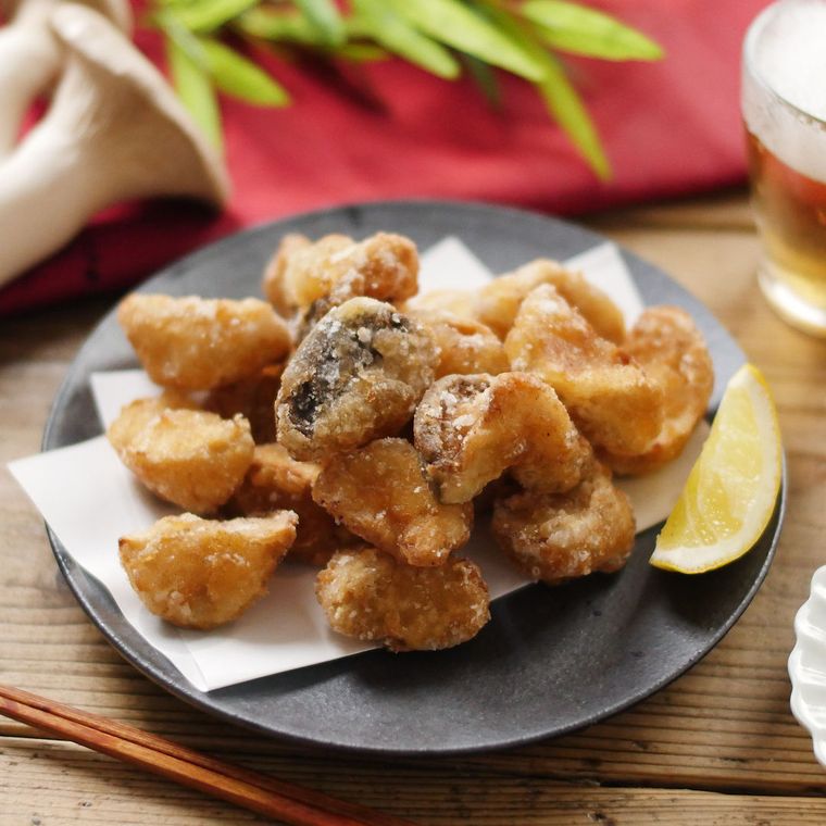 黒いお皿に盛られたエリンギの竜田揚げ