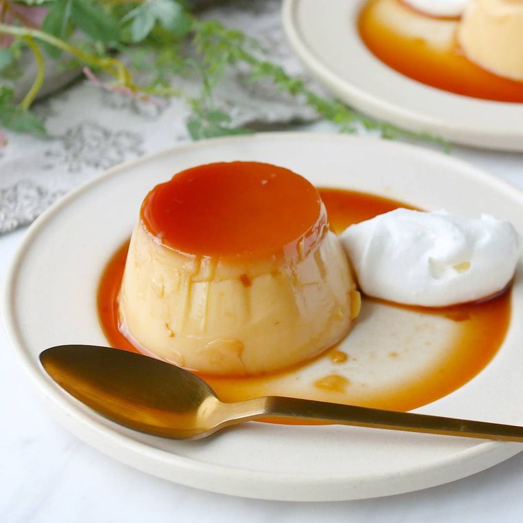 白い皿に盛りつけられた豆乳プリン