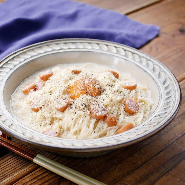 ベージュの皿に盛りつけられた豆乳カルボナーラそうめん