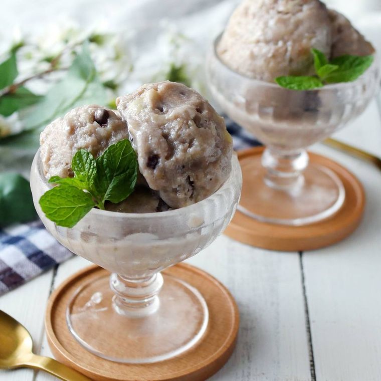 グラスに盛りつけられた豆乳チョコバナナアイス