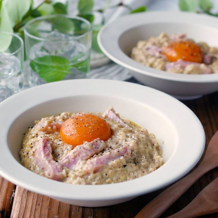 白い皿に盛りつけられたカルボナーラ風豆乳オートミールリゾット