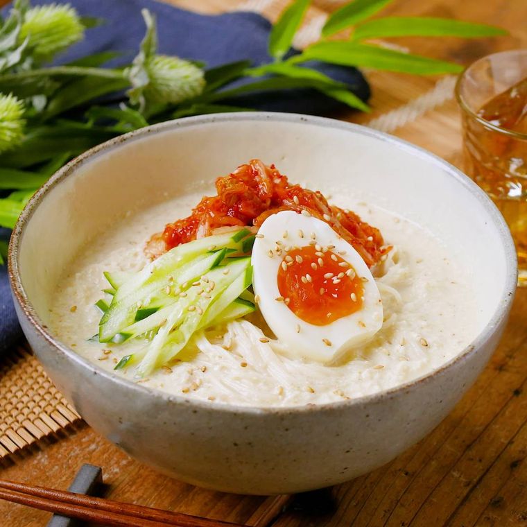 ベージュの丼に盛りつけられたコングクス風韓国風豆乳そうめん