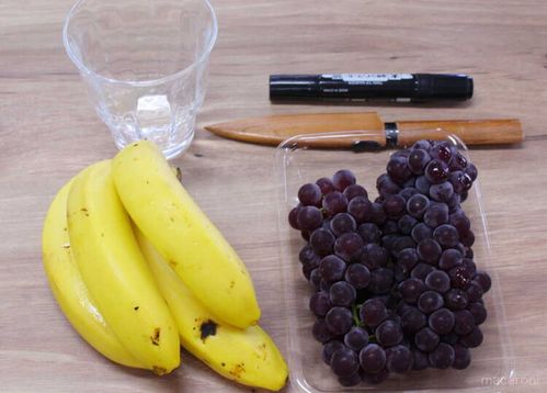 ブドウ咥えてひょこっ♪「バナナイルカ」の溢れる愛嬌にニヤニヤ止まら
