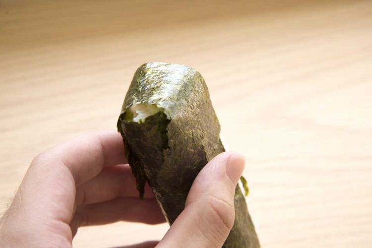 たった1つのワザでこぼれ知らず!納豆巻きの上手な食べ方をマスター♩の画像