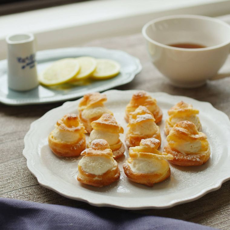 皿に盛り付けたプチシューアイス