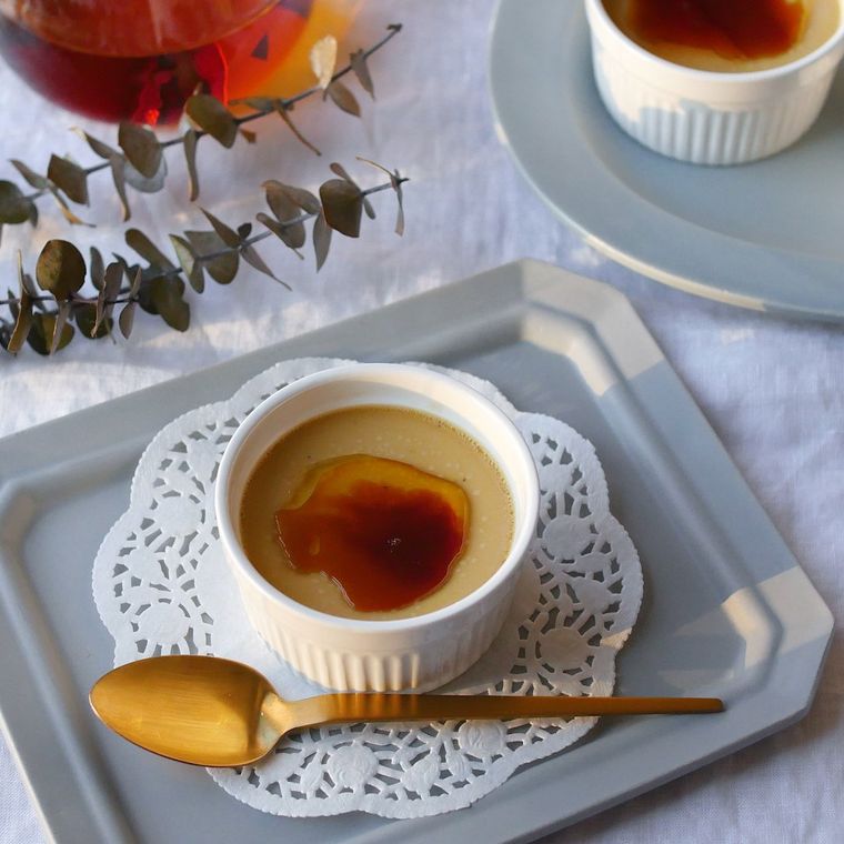 器に盛り付けた紅茶のクレームブリュレ