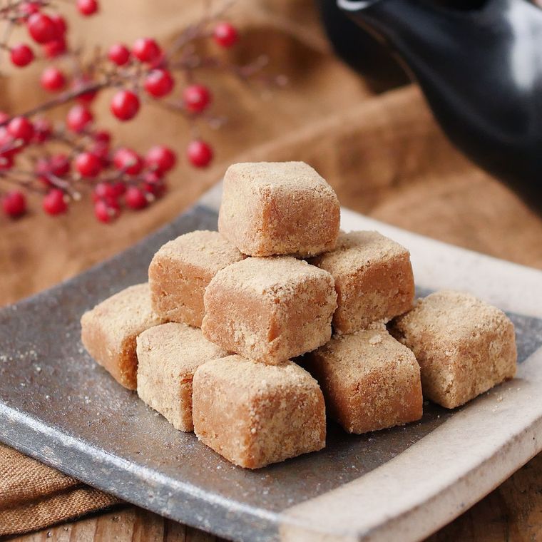 皿に盛り付けた生きな粉