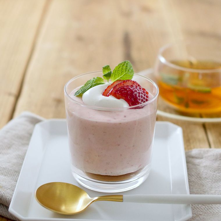 器に盛り付けたいちごムース