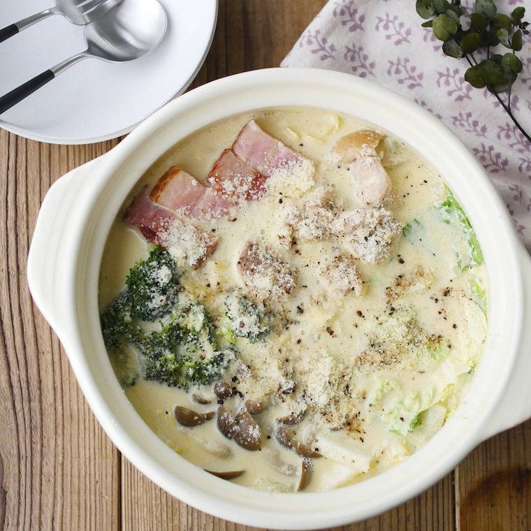 土鍋に入ったカルボナーラ鍋