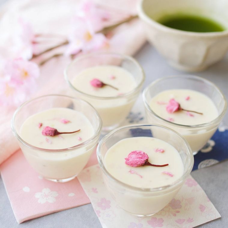 器に入った桜のマシュマロチーズムース