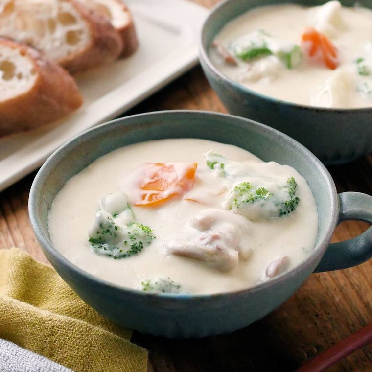 器に盛り付けた生クリームシチュー