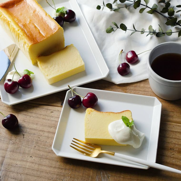 皿に盛り付けたチーズテリーヌ