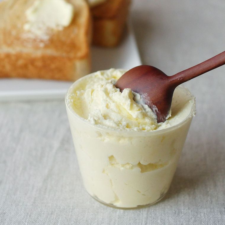 器に盛り付けた自家製バター