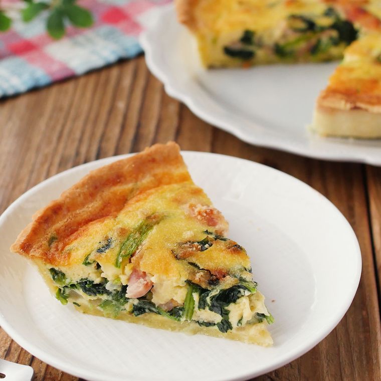 皿に盛り付けたほうれん草のキッシュ