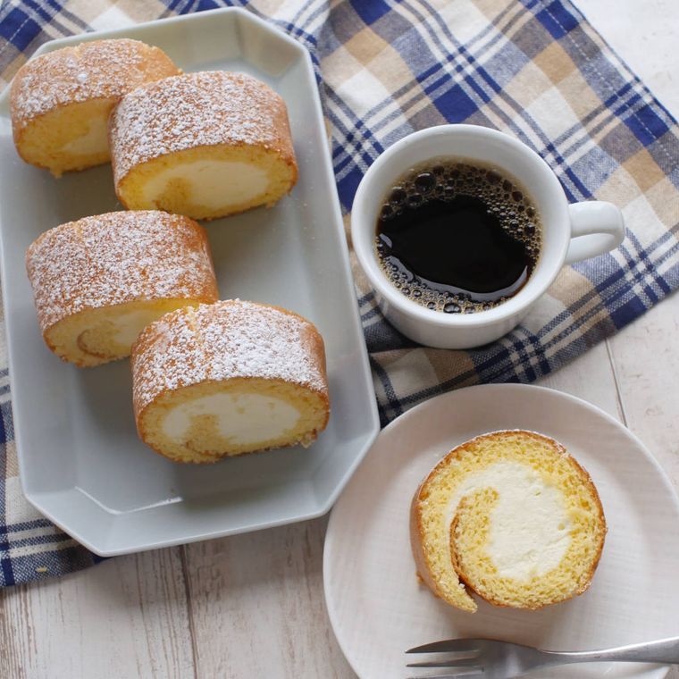 皿に盛り付けたロールケーキ