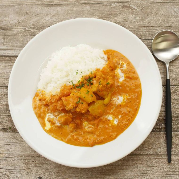 白い皿に盛られたバターチキンカレー
