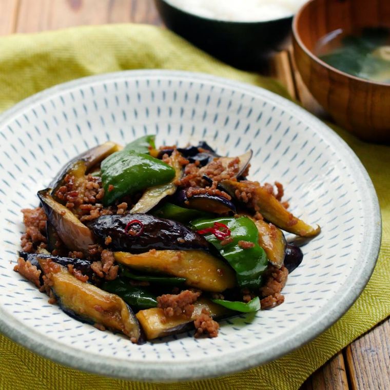 和皿に盛り付けたなすとひき肉とピーマンのオイスターソース炒め
