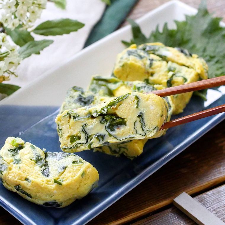 皿に盛られた簡単卵焼き