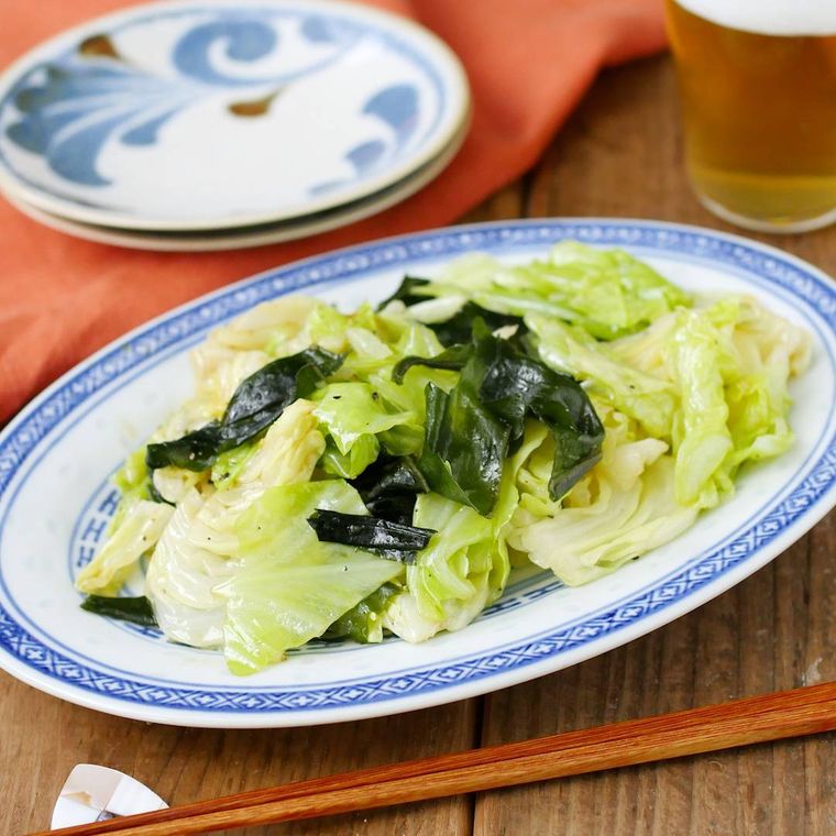 皿に盛られたやみつきわかめキャベツ