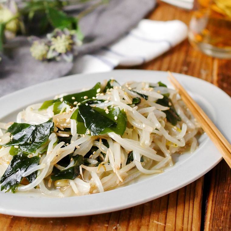 皿に盛られたもやしとわかめのやみつきナムル