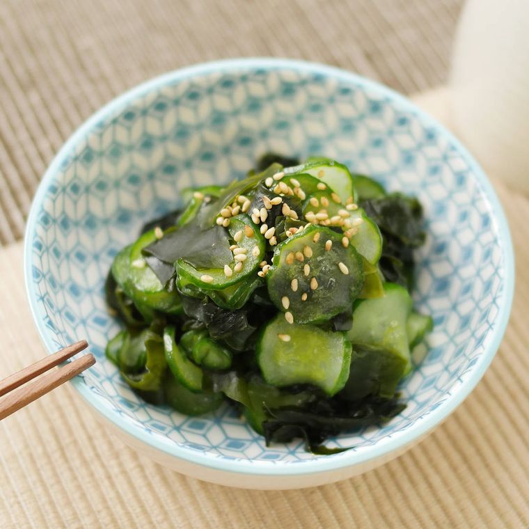 皿に盛られたさっぱりきゅうりとわかめの酢の物