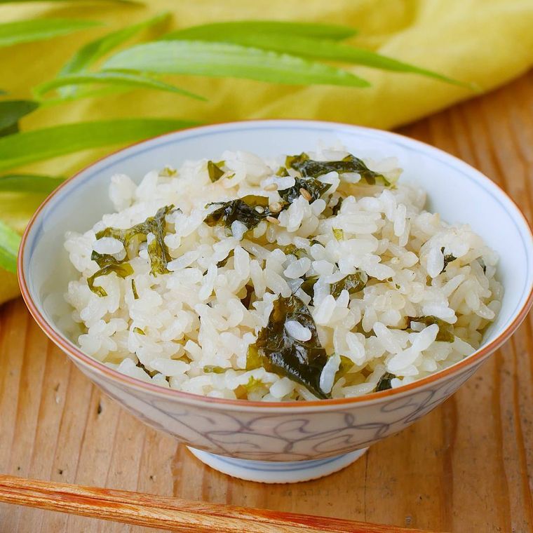 茶碗に盛られたわかめ炊き込みごはん