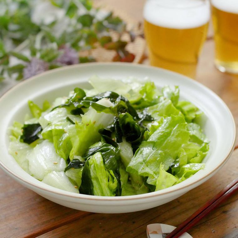 皿に盛られたレタスとわかめのやみつきサラダ