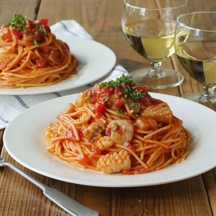 白い皿に盛られた、お手軽ペスカトーレ