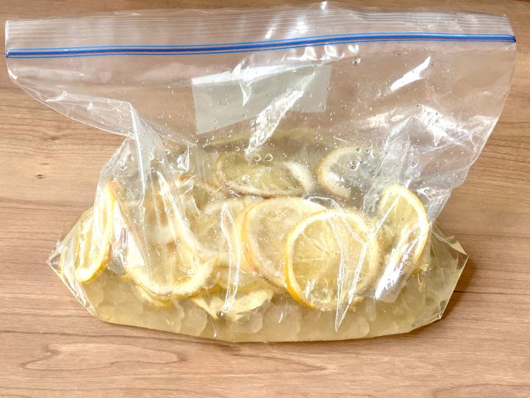ジッパー付き保存袋にレモンと溶けた氷砂糖が入っているところ