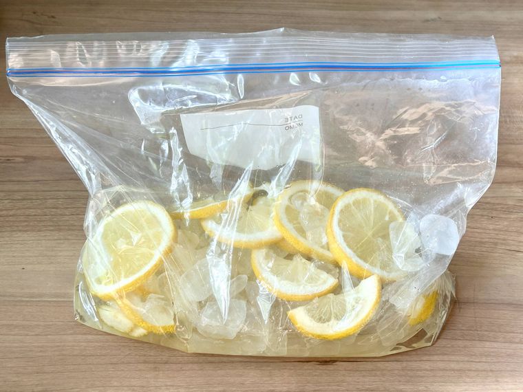 ジッパー付き保存袋にレモンと氷砂糖が入っているところ
