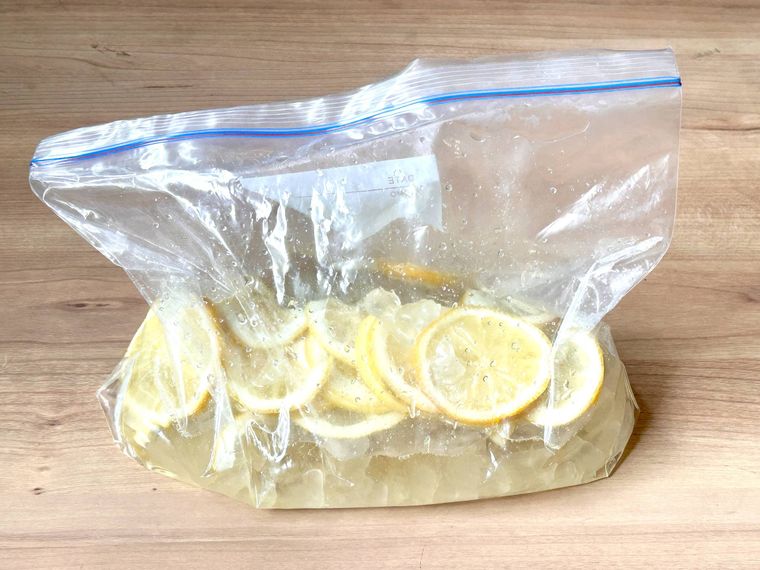 ジッパー付き保存袋にレモンと大部分が溶けた氷砂糖が入っているところ