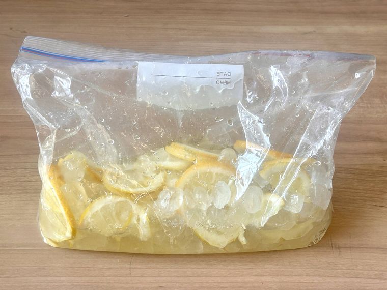 ジッパー付き保存袋にレモンと少し溶けた氷砂糖が入っているところ