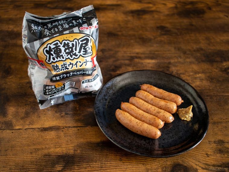 丸大食品燻製屋 熟成あらびきウインナー ブラックペッパーのパッケージと焼いたウインナー