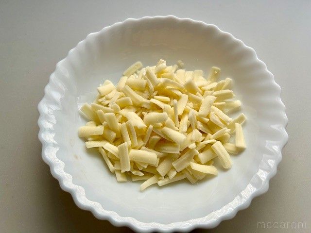 白い皿に入ったとろけるチーズ