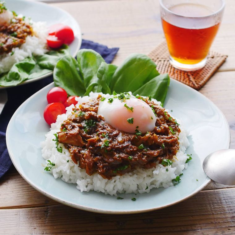 水色の皿に盛りつけられたさば味噌煮缶のキーマカレー