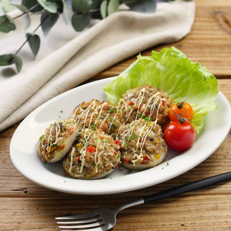 白い皿に盛りつけられた玉ねぎ詰めのさば水煮缶ハンバーグ