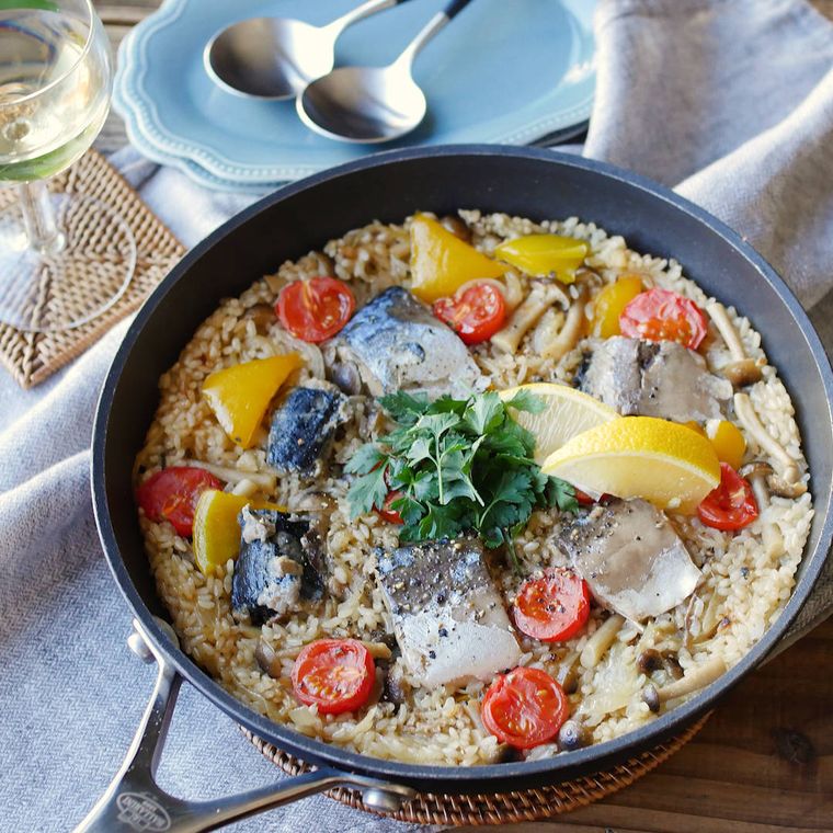 フライパンに入っているさば水煮缶ときのこのパエリア