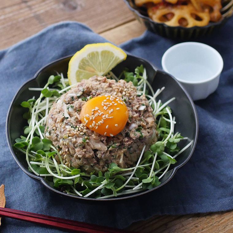 皿に盛りつけられたかいわれ大根とさば水煮缶のなめろう風