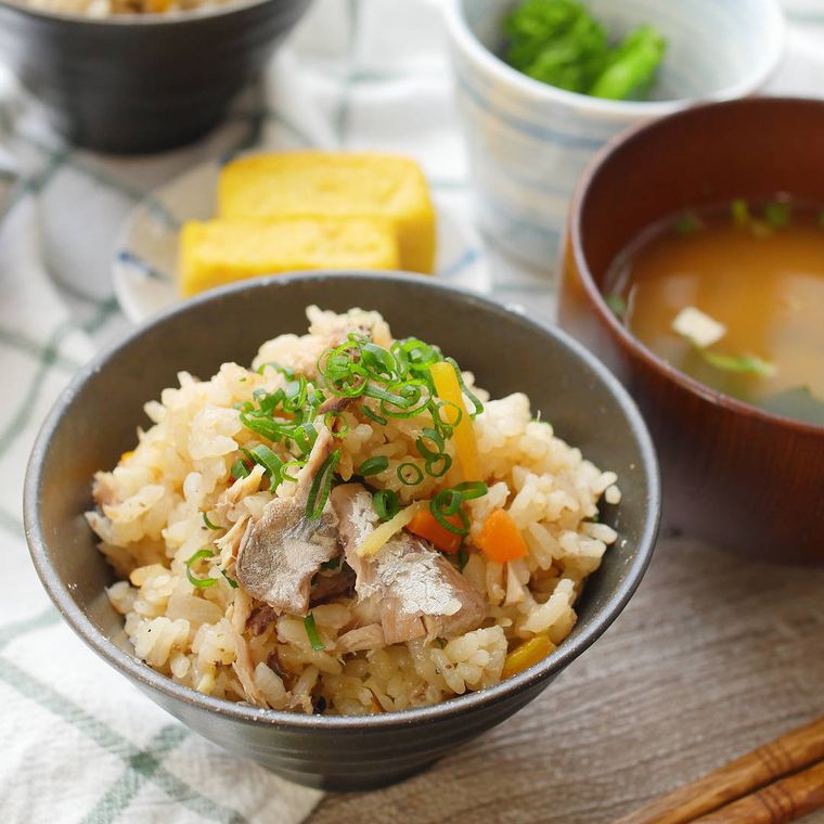 茶碗に盛りつけられたさば水煮缶入りの炊き込みごはん