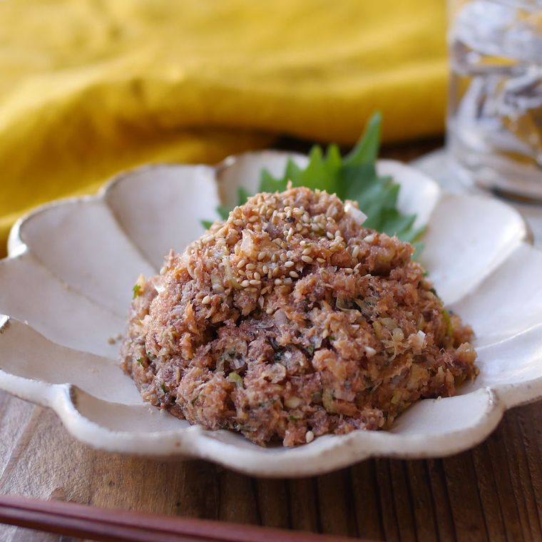 白い皿に盛りつけられた明太子とさば味噌煮缶のなめろう風