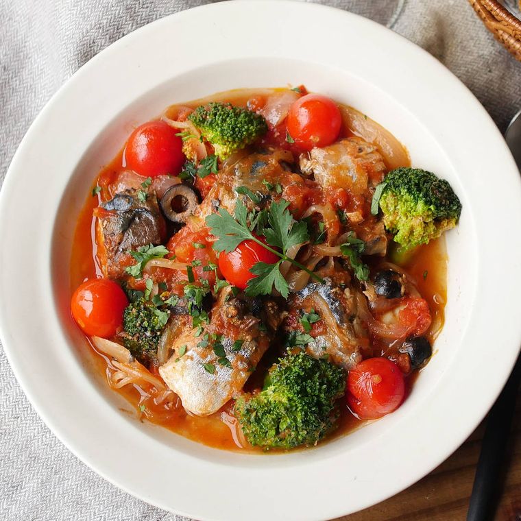 白い皿に盛りつけられたさば水煮缶とブロッコリーのトマト煮