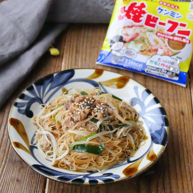 模様のある皿に盛りつけられたさば味噌煮缶入りビーフン