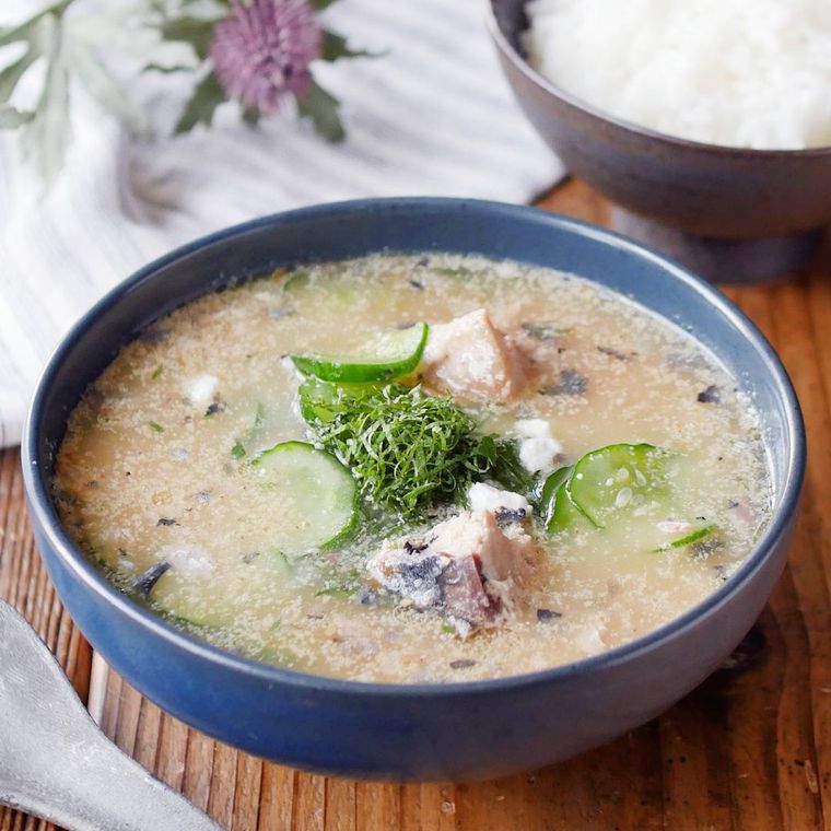 青い丼鉢に盛りつけられたさば味噌煮缶入りの冷や汁