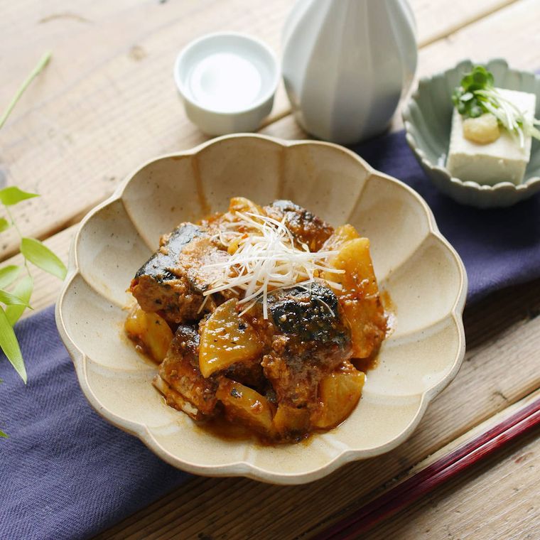 花びら形の白い皿に盛りつけられた韓国風ピリ辛さば大根