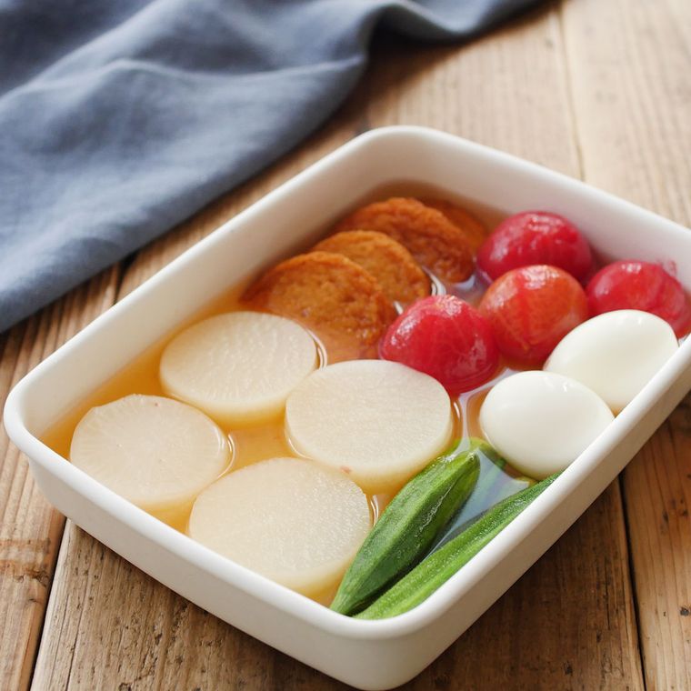 白い保存容器に入った冷やしおでん