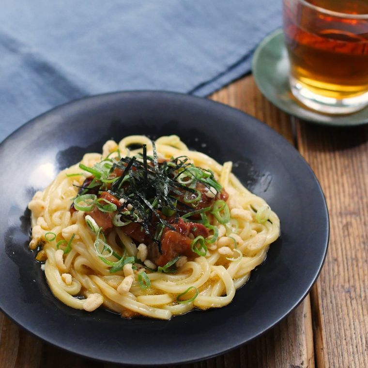 黒い器に盛りつけた釜玉親子うどん