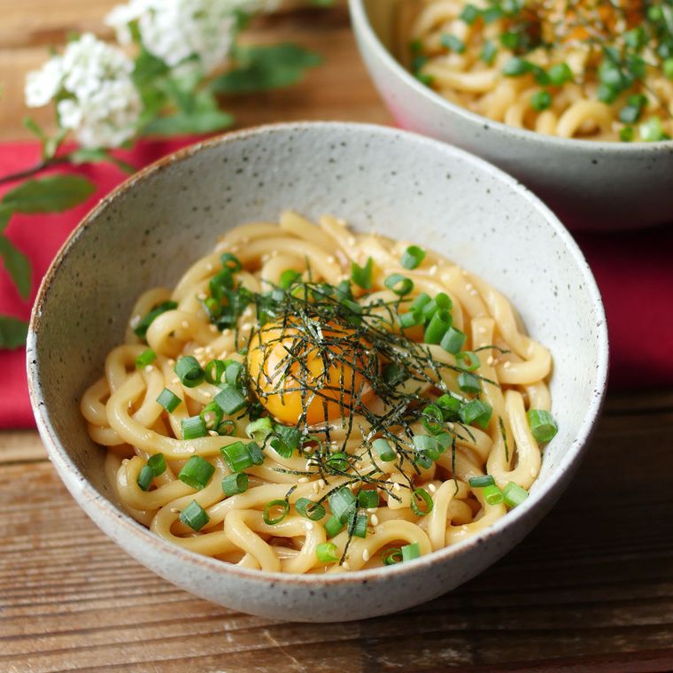 器に盛られた油そば風うどん