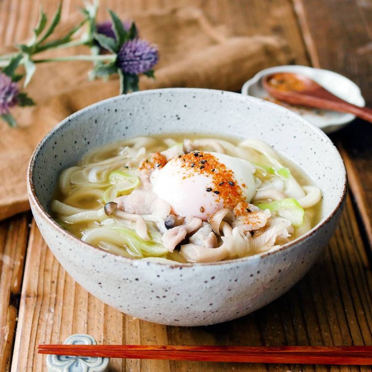 器に盛られた甘辛ねぎ豚うどん