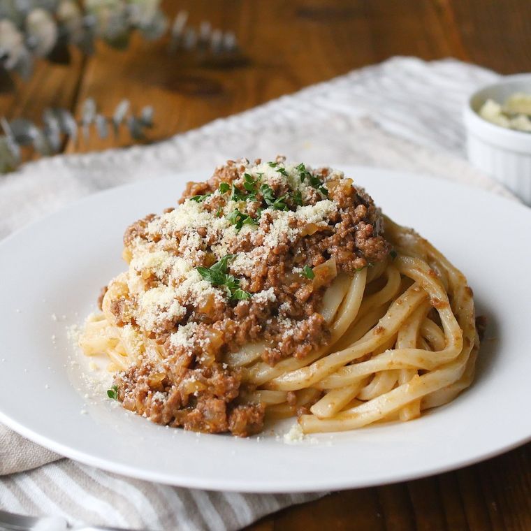 皿に盛られたボロネーゼうどん